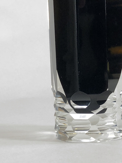 Vaso cristal negro facetado con base transparente - comprar online