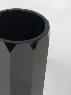 Vaso cristal negro facetado con base transparente en internet