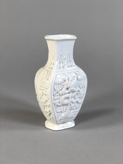 Vaso Blanc de Chine con figura de dragón - comprar online