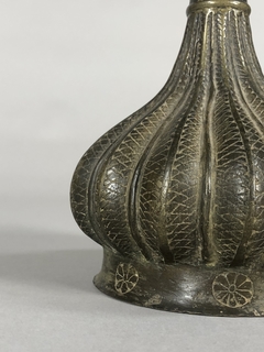 Anfora Indú en bronce cincelado estriada Siglo XVII - comprar online
