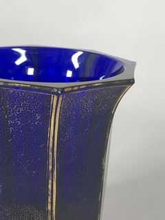 Vaso de cristal Art-Deco en azul cobalto y dorado. en internet
