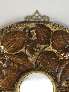 Espejo circular en madera tallada con hojas - comprar online