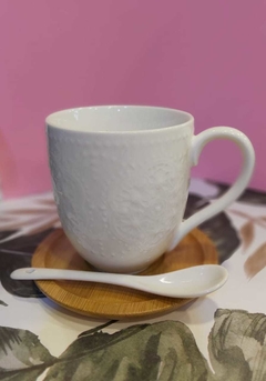 Taza de Porcelana Blanca con plato de bamboo y cucharita de porcelana - comprar online