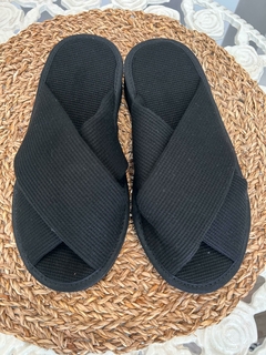 PANTUFLA CRUZADA WAFFLE - NEGRO