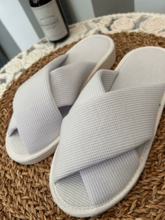 PANTUFLA CRUZADA WAFFLE- BLANCO