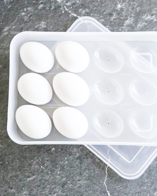 Huevera de plastico para 12 huevos con tapa Blanco