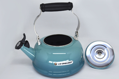 CHALEIRA COM APITO AZUL CARIBE - LE CREUSET na internet