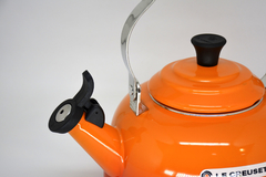 CHALEIRA COM APITO LARANJA - LE CREUSET - comprar online