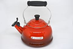 CHALEIRA COM APITO VERMELHO - LE CREUSET