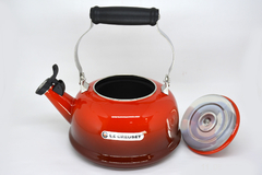 CHALEIRA COM APITO VERMELHO - LE CREUSET - comprar online