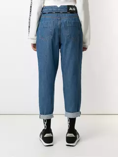 Calça jeans mom na internet