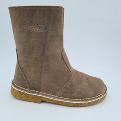 Bota gamuzada con piel y cierre. - comprar online