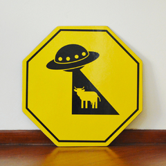 Placa UFO! RISCO DE ABDUÇÃO DE GADO - Sinalização Criativa