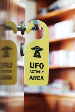 Aviso de porta UFO ACTIVITY AREA - Sinalização Criativa - comprar online