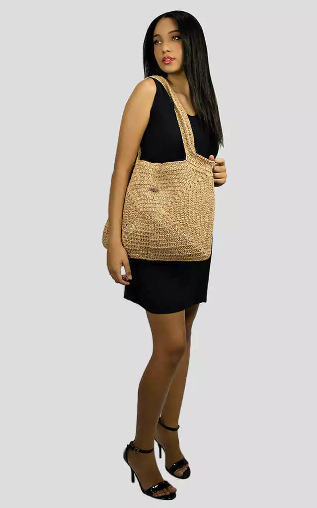 Mulher usando uma bolsa de crochê em juta