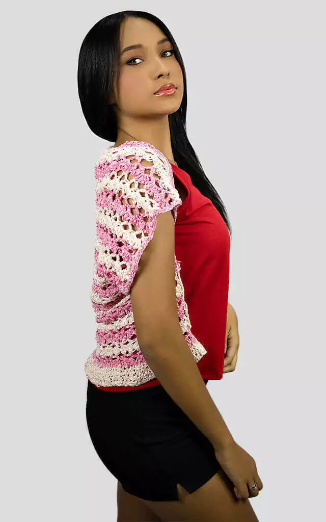 Mulher usando uma estola de crochê