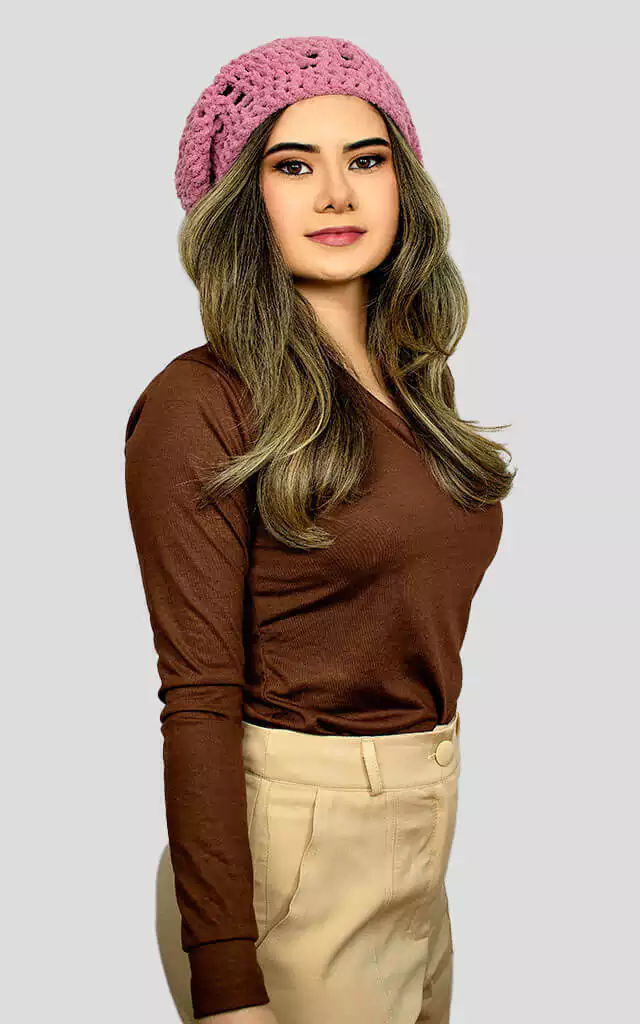 Mulher usando touca de la ternura lilás