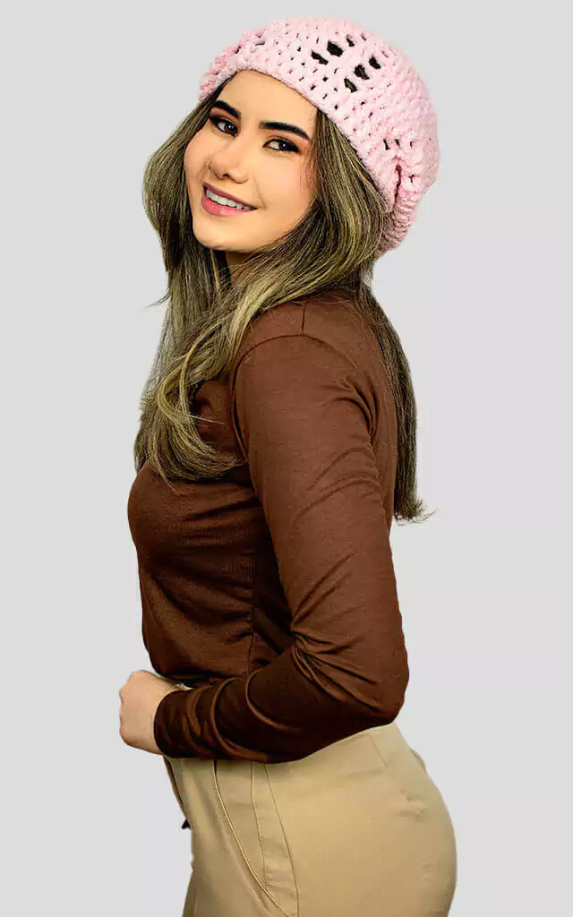 Mulher usando touca de la ternura rosa