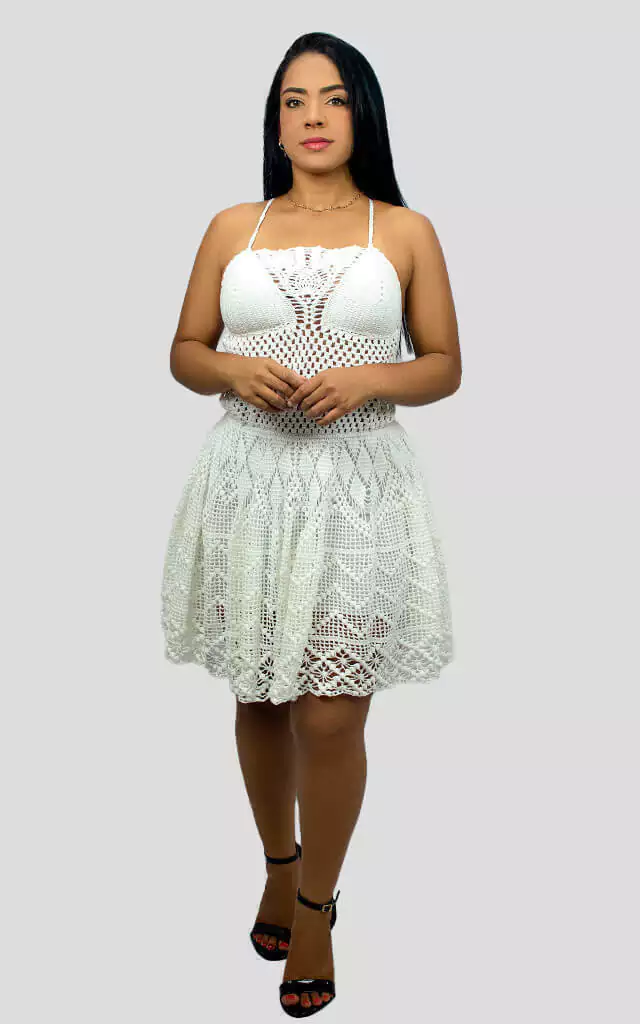 Mulher usando um vestido de crochê branco