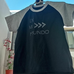 REMERA/ EN MI MUNDO/ NEGRA Y GRIS - comprar online