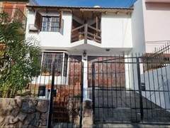 SE VENDE EXCELENTE CASA DE 3 PLANTAS UBICADA EN B° COLINAS DEL CERRO SOBRE CALLE AGUSTIN ARGIBAY AL 4571. APTO CRÉDITO BANCOR