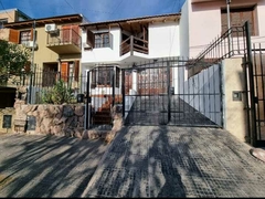 SE VENDE EXCELENTE CASA DE 3 PLANTAS UBICADA EN B° COLINAS DEL CERRO SOBRE CALLE AGUSTIN ARGIBAY AL 4571. APTO CRÉDITO BANCOR en internet