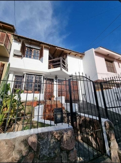 SE VENDE EXCELENTE CASA DE 3 PLANTAS UBICADA EN B° COLINAS DEL CERRO SOBRE CALLE AGUSTIN ARGIBAY AL 4571. APTO CRÉDITO BANCOR - comprar online