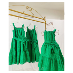 Vestido MOMi alça de Laise com laço verde folha