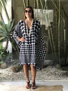 Kaftan Poá Preto e Branco Curto - Sand Resort Wear