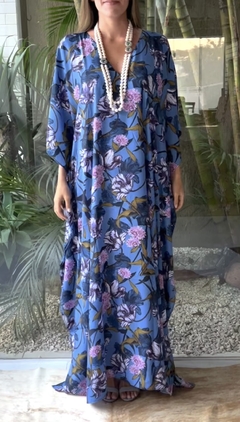 Kaftan Flores Fundo Azul Longo