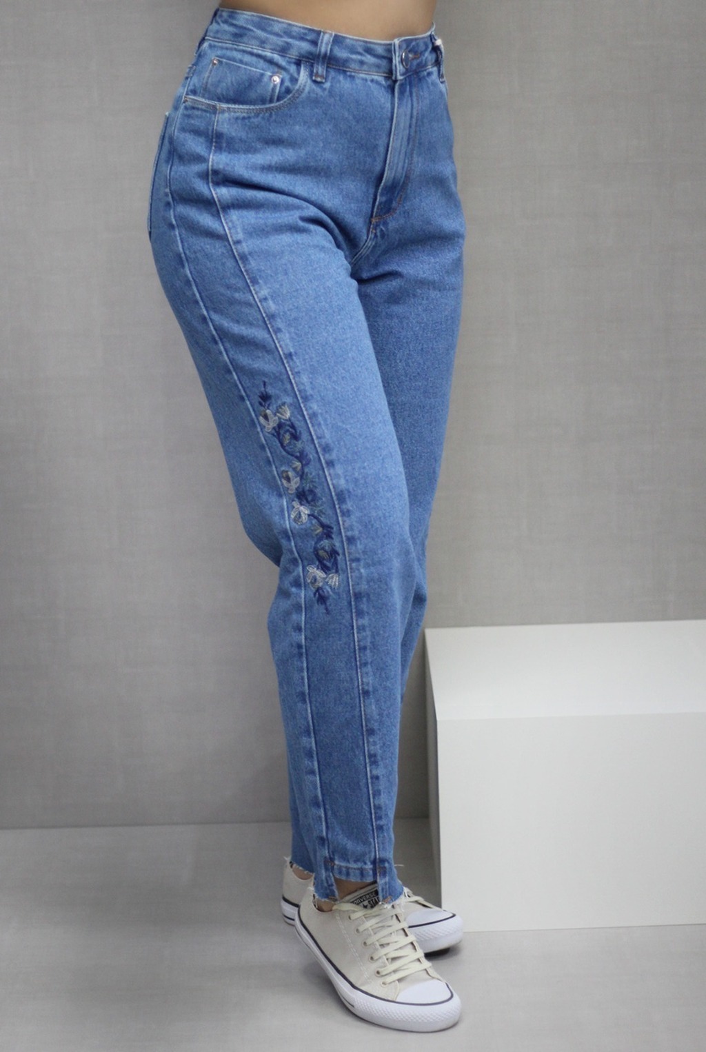 Calça Jeans feminina MOM Bordado Flor Consciência 100% algodão