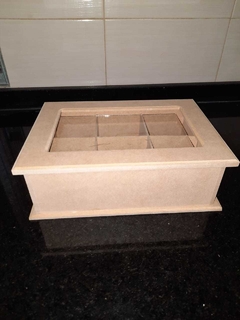 CAJA DE TE 6 DIV. C/TAPA RECTA VIDRIO