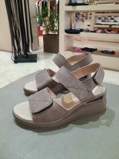 Sandalia con Velcro