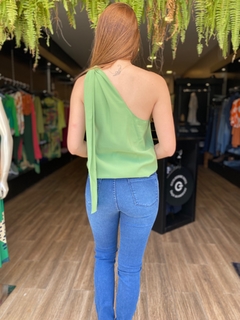 BLUSA UM OMBRO SÓ VERDE VEGANO - Usina da moda