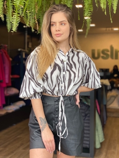 CAMISA CROPPED ZEBRADO na internet