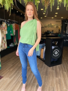 BLUSA UM OMBRO SÓ VERDE VEGANO - comprar online