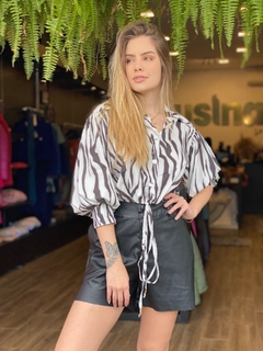 CAMISA CROPPED ZEBRADO - comprar online