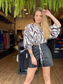 CAMISA CROPPED ZEBRADO