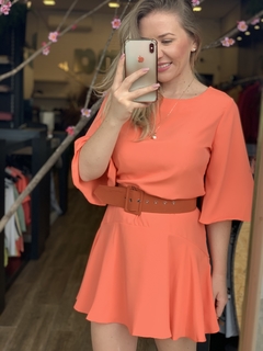 VESTIDO LARANJA/AZUL COM MANGAS BUFANTES - Usina da moda