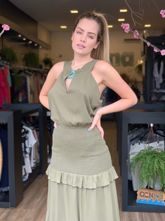 VESTIDO VERDE MILITAR LONGO LASTEX COM BABADOS - Usina da moda