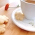 um biscoitos de manteiga com leite condensado acompanhando uma xícara de café com leite