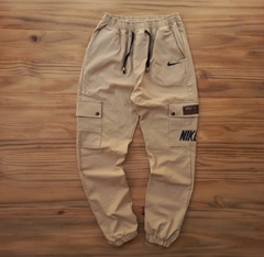 JOGGER CARGO NIKE PREMIUM BEIGE en internet