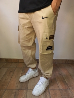 JOGGER CARGO NIKE PREMIUM BEIGE - Farnistore