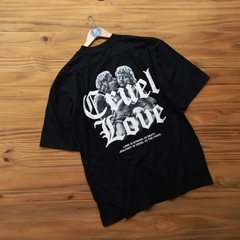 REMERA OVERSIZE CRUEL LOVE NEGRA (TALLE S) en internet