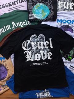 REMERA OVERSIZE CRUEL LOVE NEGRA (TALLE S) - Farnistore