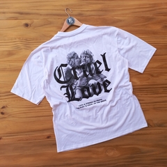 REMERA OVER CRUEL LOVE BLANCA en internet