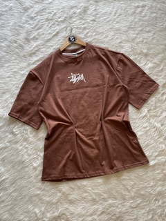 REMERA OVERSIZE STUSSY MARRON - comprar online