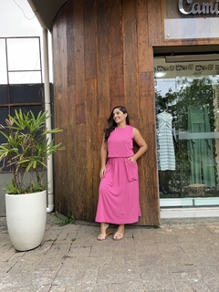 CONJUNTO CROPPED E SAIA MIDI COM COS DE ELÁSTICO E BOLSOS SOBREPOSTO ROSA - comprar online