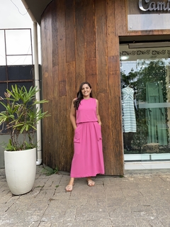 CONJUNTO CROPPED E SAIA MIDI COM COS DE ELÁSTICO E BOLSOS SOBREPOSTO ROSA - Camila Raidan