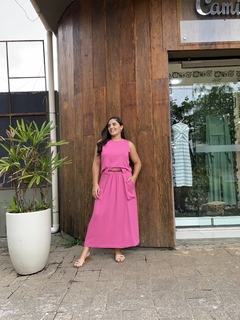 CONJUNTO CROPPED E SAIA MIDI COM COS DE ELÁSTICO E BOLSOS SOBREPOSTO ROSA na internet